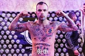 1. Kike Castillo es quien realiza el saludo Nazi dentro de la caseta, luchador profesional de K1 quien tuvo hace poco una polémica por participar en veladas con tatuajes abiertamente fascistas también es miembro de la organización neofascista Hacer Nación.
