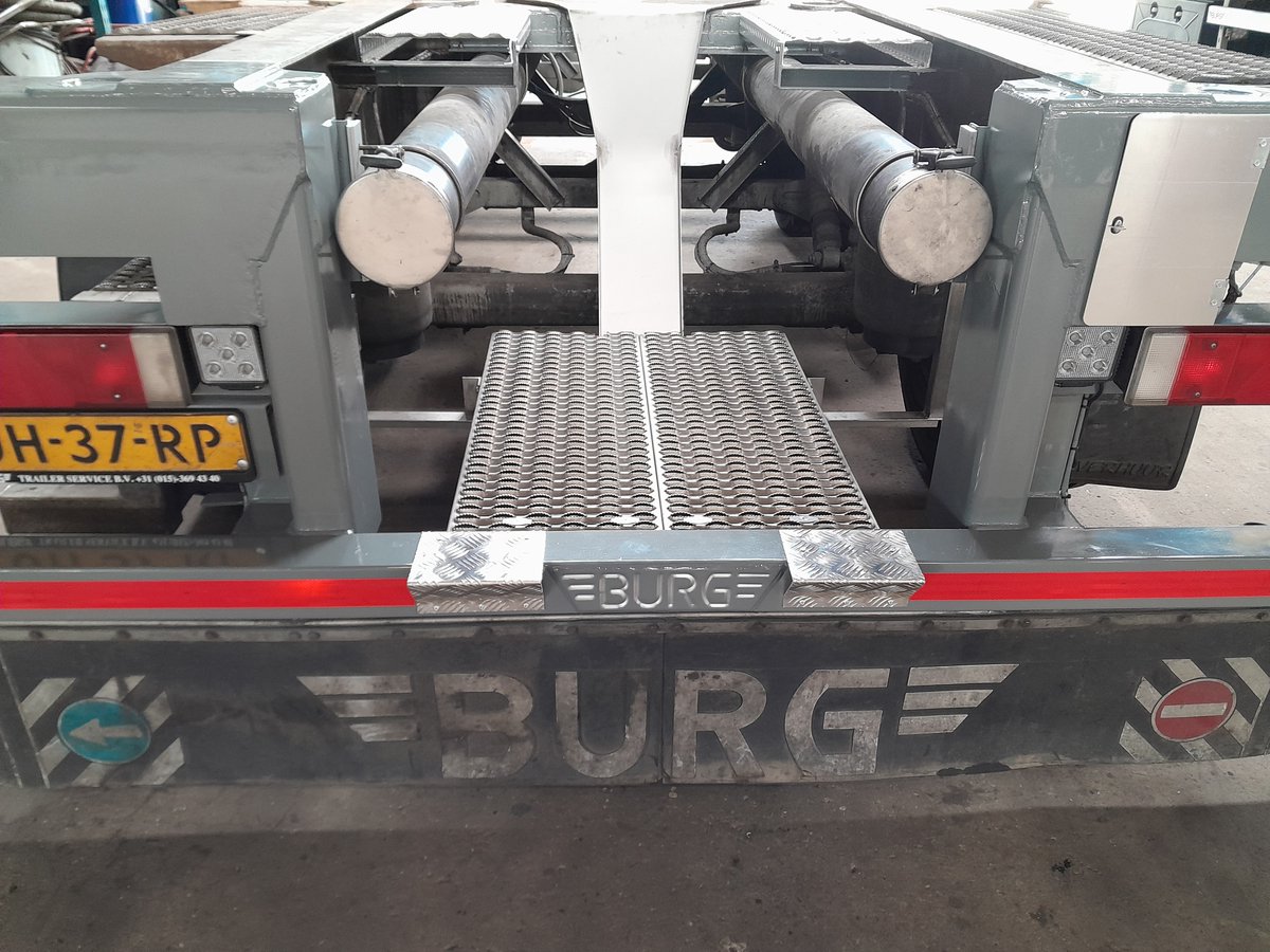 Burgtrailers's tweet photo. G.T.Z Transport B.V uit Ovezande heeft ook voor een #duurzame oplossing gekozen.
De achterzijde van deze 18 jaar oude BURG containerchassis is aangepast en is nu voorzien van een #ergonomische in/opstap.
Hierdoor is het prettiger en vooral veiliger werken!
#2ndlife
#transport https://t.co/521mjGyJjr