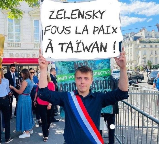 Thibaultblin22's tweet photo. Chez LFI donner des cours de français et les jet privé passeront après ! #ortographe #LFI #AssembleeNationale #depute #jetprive https://t.co/3OVzK5v7SN