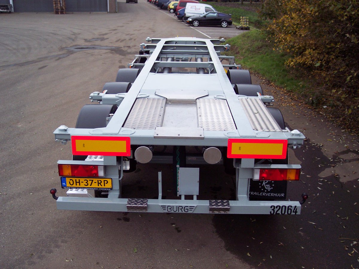 Burgtrailers's tweet photo. G.T.Z Transport B.V uit Ovezande heeft ook voor een #duurzame oplossing gekozen.
De achterzijde van deze 18 jaar oude BURG containerchassis is aangepast en is nu voorzien van een #ergonomische in/opstap.
Hierdoor is het prettiger en vooral veiliger werken!
#2ndlife
#transport https://t.co/521mjGyJjr