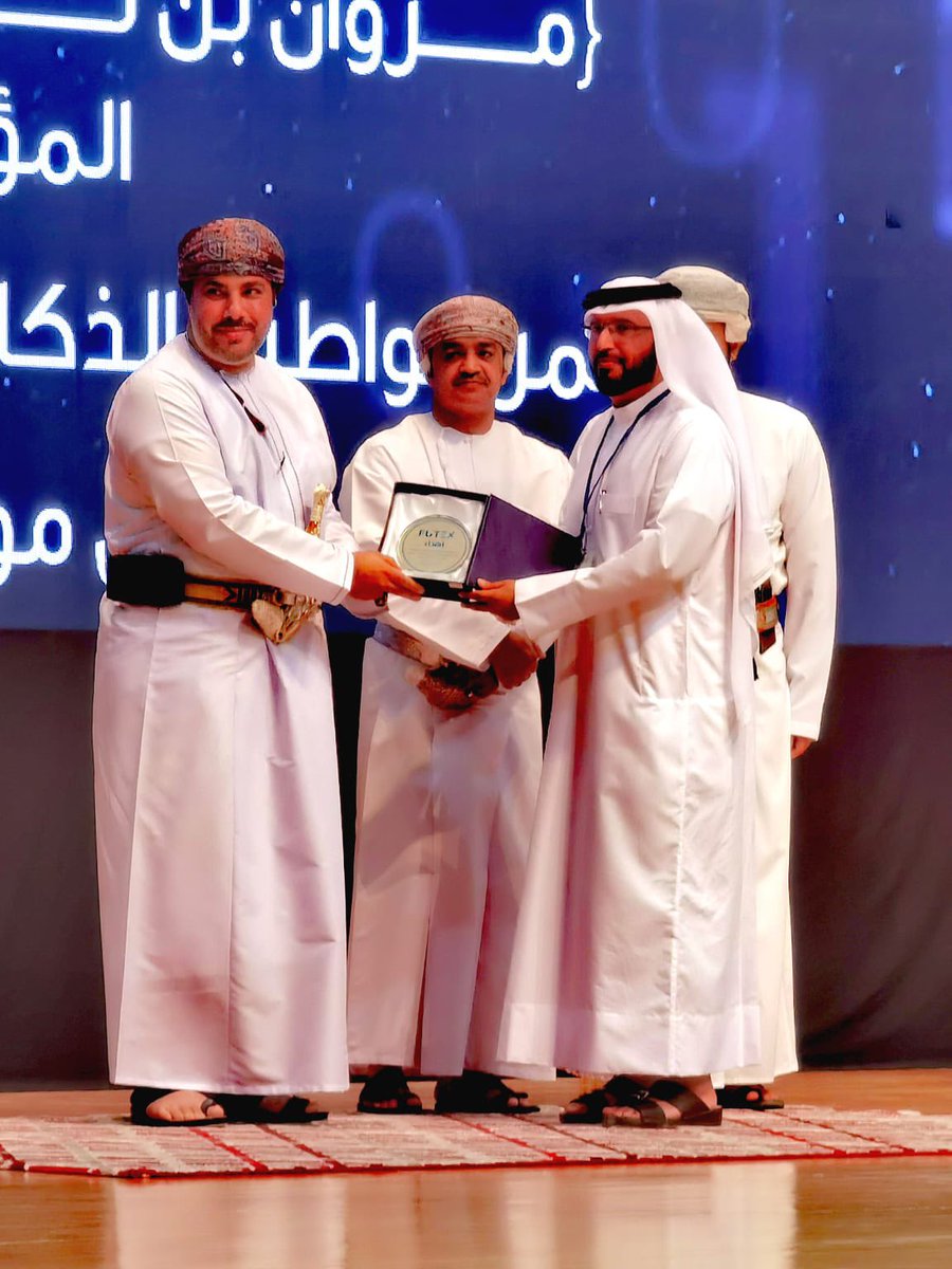 MohammedAlMarri's tweet photo. تم تكريمي من صاحب السمو السيد مروان ال سعيد الموقر محافظ ظفار بمناسبة مؤتمر الذكاء الاصطناعي المقام في مجمع السلطان قابوس الشبابي للثقافة والترفية بصلالة https://t.co/IomVjaKRnS