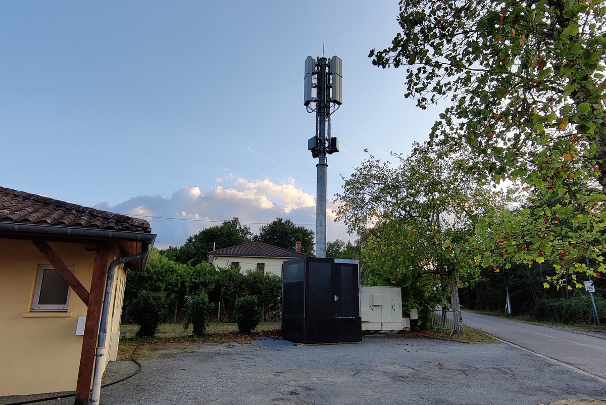 Free_1337's tweet photo. Face à l'urgence, @free a installé un pylône provisoire avec des antennes mobiles 3G/4G dans la commune de Louchats (33). Un dispositif exceptionnel mis en place suite au pylône historique ravagé par l'un des incendies de forêt survenu en Gironde. https://t.co/XKL7aBZ905