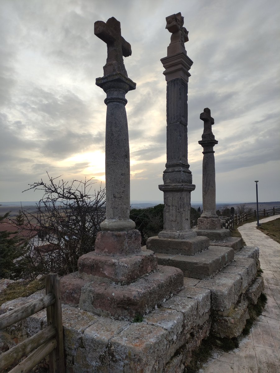 paisajesagrados's tweet photo. Los #viacrucis se ubican en las salidas de las poblaciones y cercanos a ermitas o humilladeros dando lugar a recorridos procesionales compuesto por las 13 estaciones del Calvario. En #Soria los más destacados están en #Narros #Golmayo #Fuentetoba #Almazán https://t.co/coaGJ3fj6r