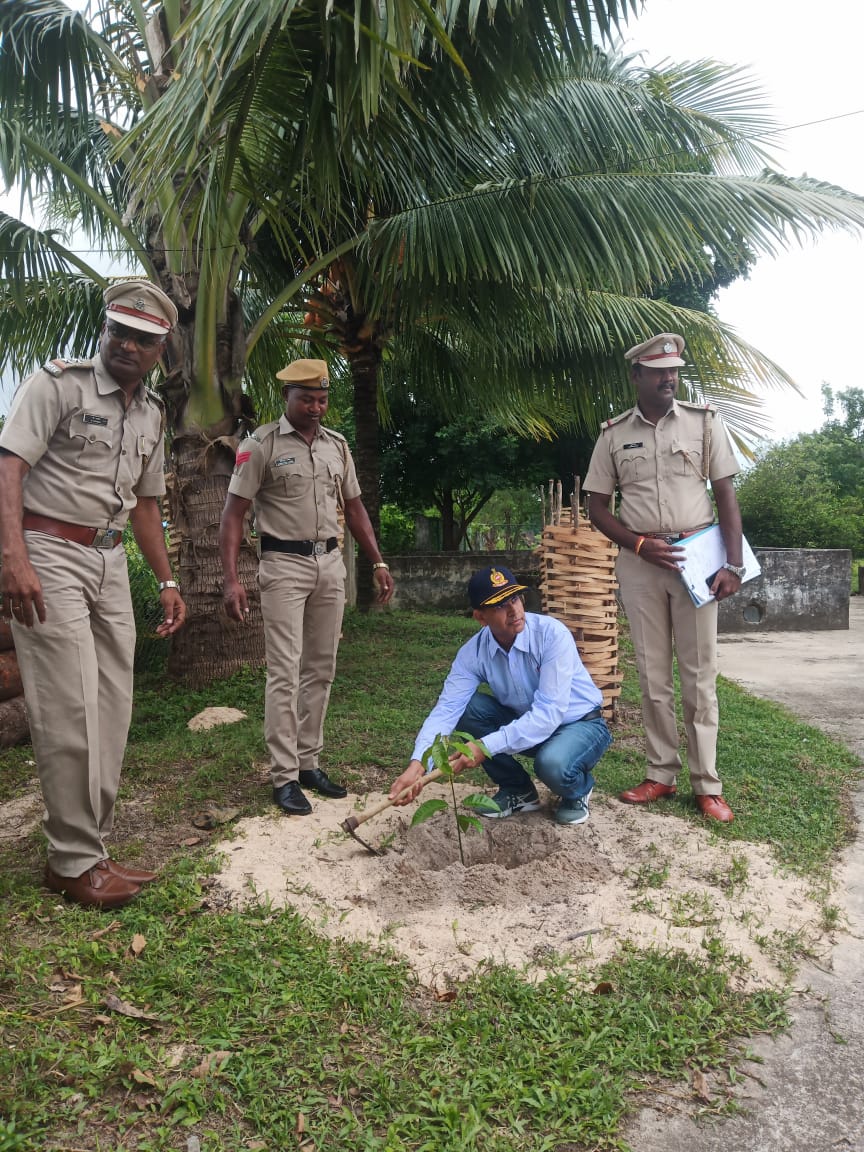 FireService_ANP's tweet photo. On 21/8/22 Sh S.K.Jain,IPS,IGP(L&amp;O) reviewed the functioning of #FSHutbay &amp; #FSRKPur,firefighting &amp; DM Equipments were inspected by him &amp; Sampak Sabha held with fire personnel.Sir appreciated cleanliness &amp; maintenance of the premises. Mango &amp; Papaya tree were also planted by him. https://t.co/h32TKy9ix4