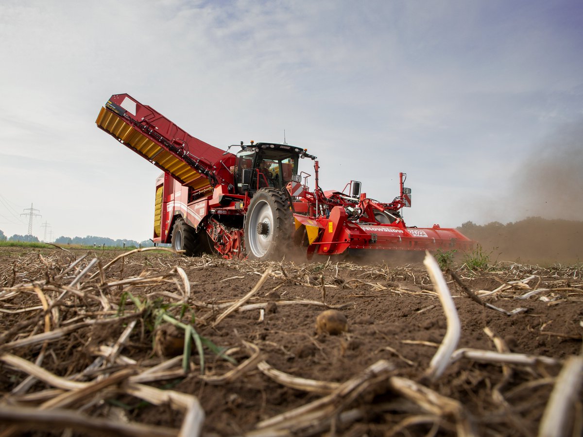 GRIMMEGroup's tweet photo. We are also starting the #RowShow2022 with our self-propelled harvesters. Different intakes make the VARITRON 470 suitable for harvesting potatoes, carrots and onions. When used in a two-phase harvesting system, it can be used to pick up previously windrowed onions and potatoes. https://t.co/rkL5XL3yaa