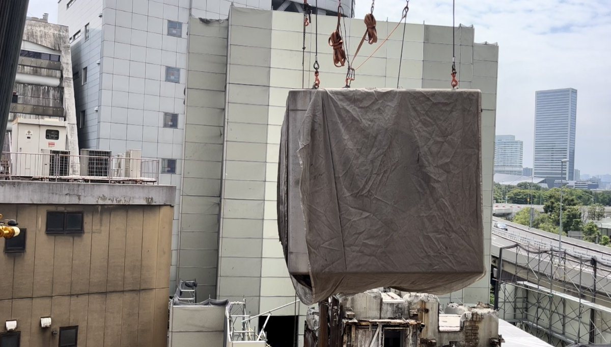 8月22日の中銀カプセルタワービル。午前中にA702号室が取り外されまし