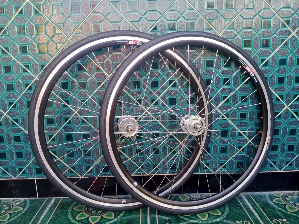kwebasah's tweet photo. Wts ws rims araya ar768, hub front n rear novatech silver, spoke stainless, cog 17t, lockring, ban luar dalam. minus berdebu. 650 nego. Cod sby. #fnfjb https://t.co/ueqKRufOAJ