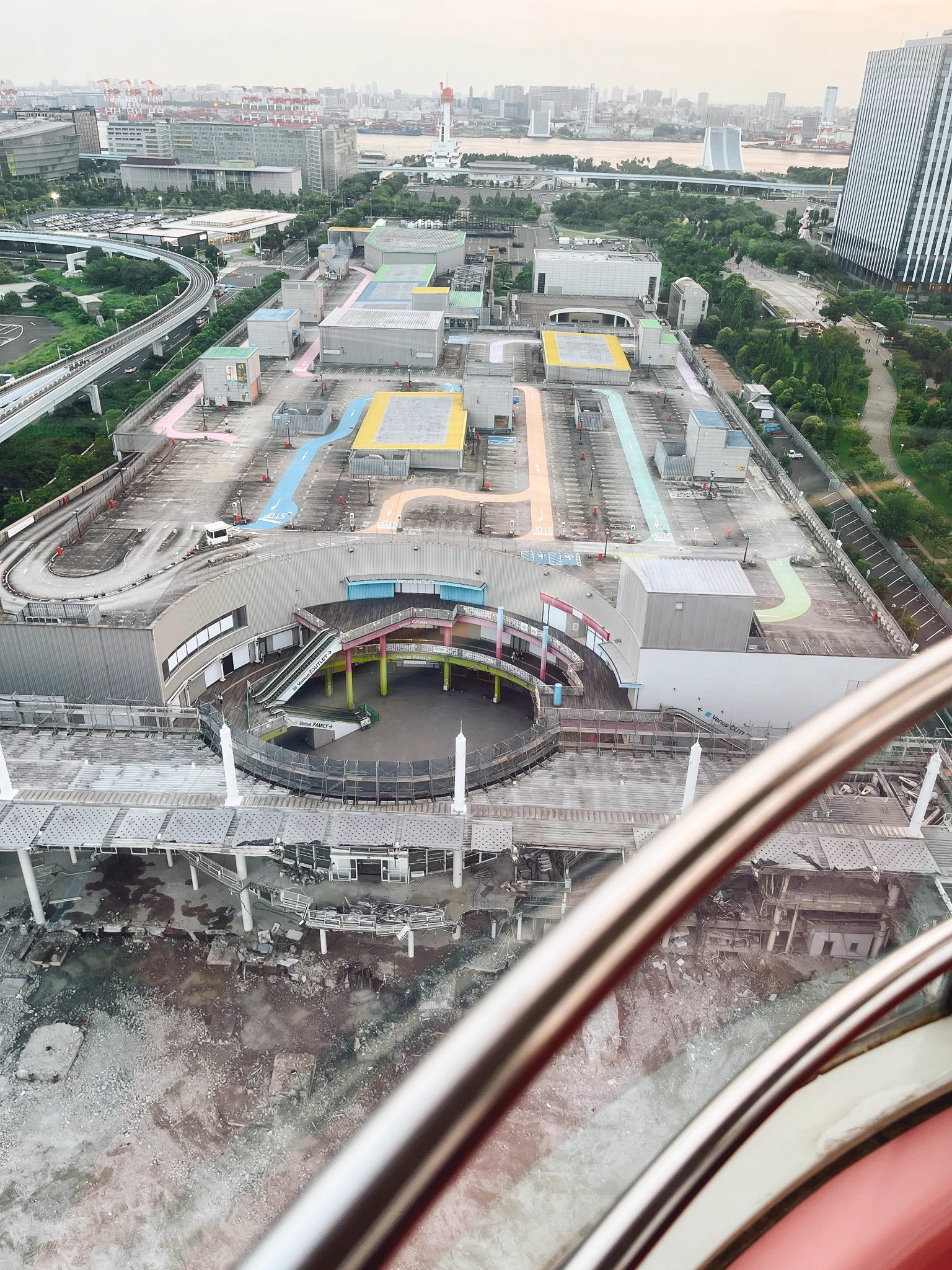 まるで廃墟！８月末で終了する観覧車に乗って見えたお台場の景色！