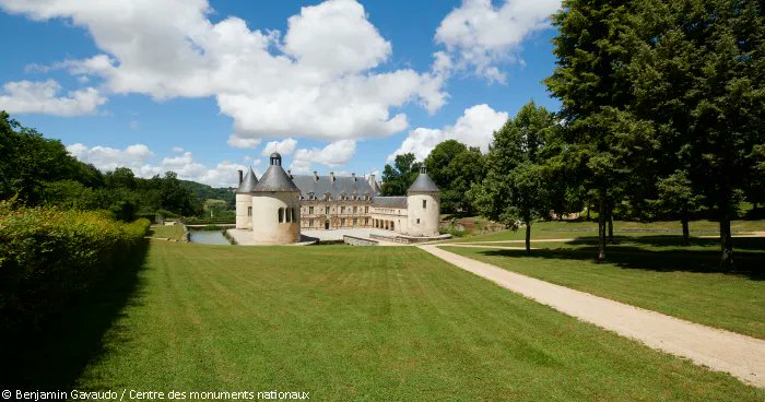 Écrivain, militaire, bon vivant, insolent… Dur dur de résumer le comte Roger de #BussyRabutin en quelques mots ! 
🎭 La compagnie AMAB vous propose de (re)découvrir ce personnage unique le temps d'une soirée, le 25 août : chateau-bussy-rabutin.fr/Actualites/Rab…