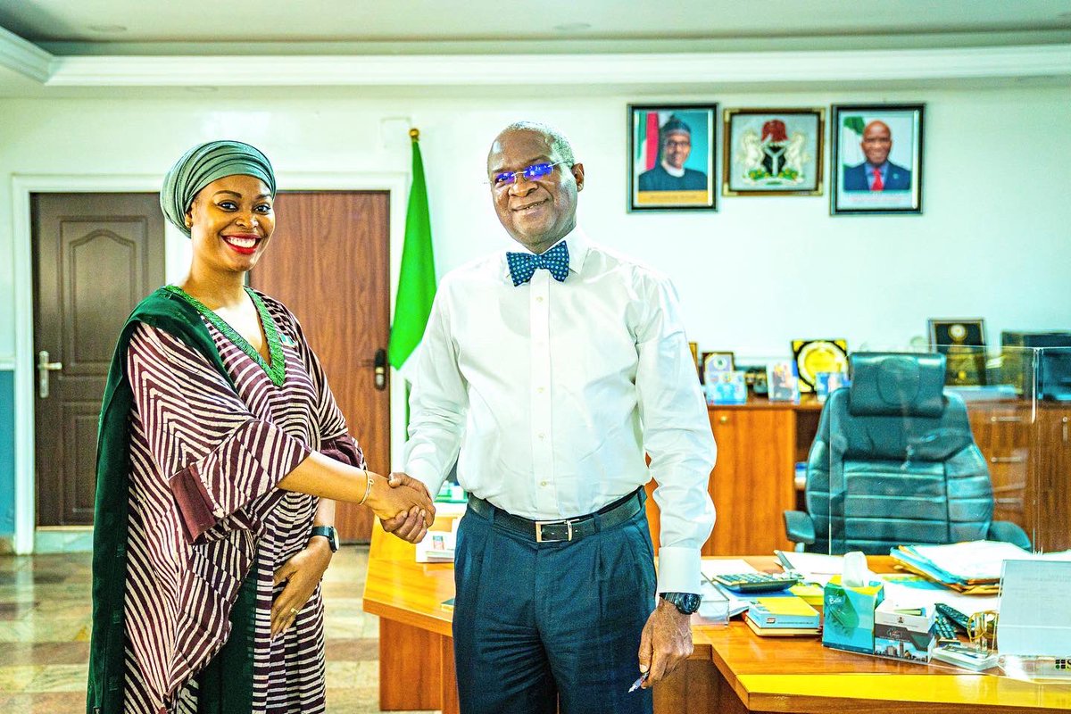 Okunnu_Lamidi's tweet photo. Hold the vision, Trust the process….**Be fearless in the pursuit of what sets your soul on fire.” - 🌅

Pics: CEO, Slice Media alongside Hon. Minister for Works &amp; Housing - Mr Babatunde Raji Fashola (SAN)

#workmonday #sliceoftheday https://t.co/fh4KFMhEUA