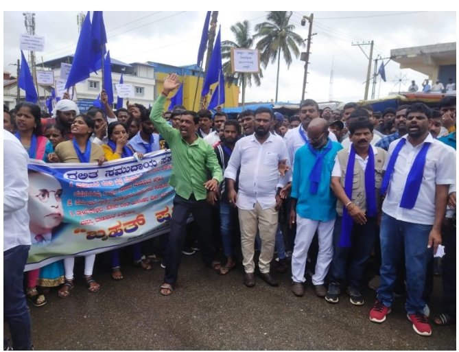 afsarkodlipet's tweet photo. ಸಾಕಲು ಕರು ಸಾಗಿಸುತ್ತಿದ್ದ ದಲಿತ ಮುಖಂಡ ಮಂಜುನಾಥ್ ಮೇಲೆ ಹಲ್ಲೆ ನಡೆಸಿ ಜಾತಿ ನಿಂದನೆ ಮಾಡಿರುವ ಸಕಲೇಶಪುರದ ಭಜರಂಗದಳದ ಗೊಂಡಗಳನ್ನು ಬಂಧಿಸಿ,ಗಡಿಪಾರು ಮಾಡಲು ಒತ್ತಾಯಿಸಿ ದಲಿತ ಪರ ಸಂಘಟನೆಗಳು ಸಕಲೇಶಪುರದಲ್ಲಿ ಹಮ್ಮಿಕೊಂಡಿದ್ದ ಪ್ರತಿಭಟನೆಯಲ್ಲಿ ಭಾಗವಹಿಸಿದ್ದ ರಾಜ್ಯ ಕಾರ್ಯದರ್ಶಿ ಆನಂದ್ ಮಿತ್ತಬೈಲ್ ಮತ್ತು ಜಿಲ್ಲಾಧ್ಯಕ್ಷರಾದ @anemahal https://t.co/QYotdwOeVf