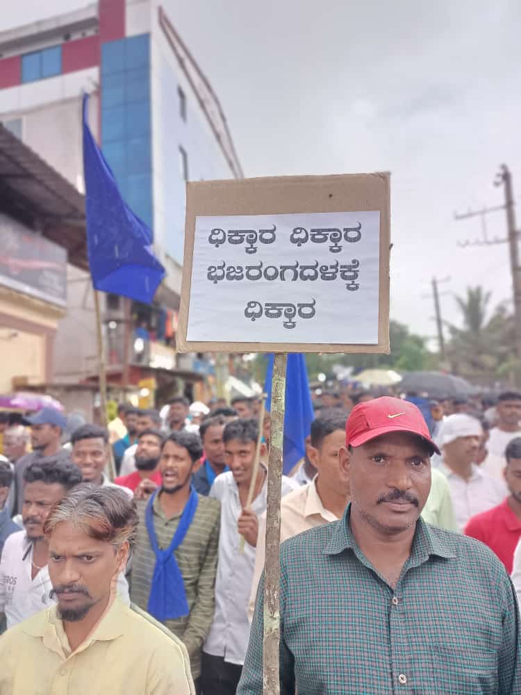 afsarkodlipet's tweet photo. ಸಾಕಲು ಕರು ಸಾಗಿಸುತ್ತಿದ್ದ ದಲಿತ ಮುಖಂಡ ಮಂಜುನಾಥ್ ಮೇಲೆ ಹಲ್ಲೆ ನಡೆಸಿ ಜಾತಿ ನಿಂದನೆ ಮಾಡಿರುವ ಸಕಲೇಶಪುರದ ಭಜರಂಗದಳದ ಗೊಂಡಗಳನ್ನು ಬಂಧಿಸಿ,ಗಡಿಪಾರು ಮಾಡಲು ಒತ್ತಾಯಿಸಿ ದಲಿತ ಪರ ಸಂಘಟನೆಗಳು ಸಕಲೇಶಪುರದಲ್ಲಿ ಹಮ್ಮಿಕೊಂಡಿದ್ದ ಪ್ರತಿಭಟನೆಯಲ್ಲಿ ಭಾಗವಹಿಸಿದ್ದ ರಾಜ್ಯ ಕಾರ್ಯದರ್ಶಿ ಆನಂದ್ ಮಿತ್ತಬೈಲ್ ಮತ್ತು ಜಿಲ್ಲಾಧ್ಯಕ್ಷರಾದ @anemahal https://t.co/QYotdwOeVf