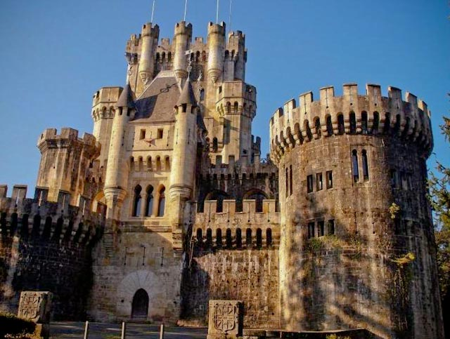 NHistoriador's tweet image. Castillo de Butrón, País Vasco. Este castillo, de cuento de hadas, fue construido por el marqués de Cubas en el siglo XIX sobre el solar que ocupaba la antigua fortaleza de los Butrón. #Butron #Bizkaia #castillo #chateau #castle