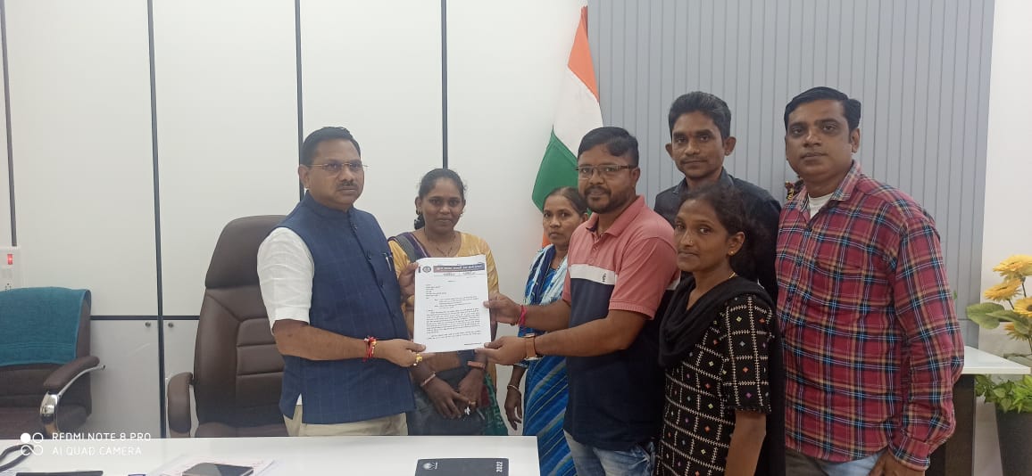 માન.સાંસદ સભ્ય શ્રી પ્રભુ વસાવા જીને તલાટી મંડળ માંડવી દ્વારા આવેદનપત્ર આપી તલાટીશ્રીઓની હડતાલ અંગે માહિતગાર કર્યા
#TcmStrikeGujrat 
#सचिवजीहड़तालपेहै 
#4400GradePayTCM
<a href="/GRTMM1/">ગુજરાત રાજ્ય તલાટી મંત્રી મહામંડળ (OFFICIAL)</a> 
<a href="/CMOGuj/">CMO Gujarat</a> 
<a href="/brijeshmeja1/">Brijesh Merja</a> 
<a href="/CRPaatil/">C R Paatil</a> 
<a href="/narendramodi/">Narendra Modi</a> 
<a href="/surattalati/">Surat jilla talati mandal</a> 
<a href="/sandeshnews/">Sandesh</a> 
<a href="/Zee24Kalak/">Zee 24 Kalak</a>
<a href="/abpasmitatv/">ABP Asmita</a>