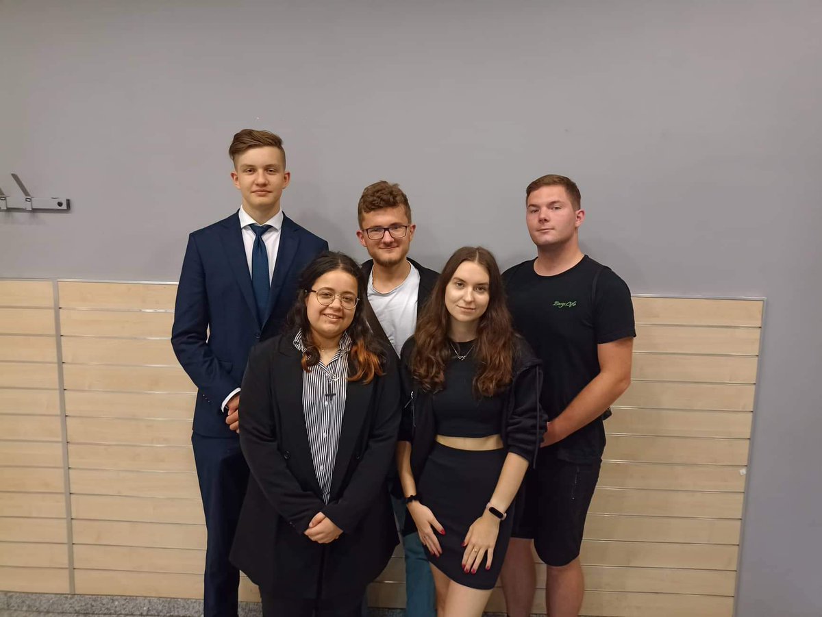 mlodalewica_'s tweet photo. Kostrzyn nad Odrą. Trwa tutaj #WysluchanieSpołeczneLewicy ws. zatrucia Odry oraz działań, których domagają się w związku z tym mieszkanki i mieszkańcy terenów nadodrzańskich.

Obecna jest nasza reprezentacja - jako młodzi ludzie domagamy się wyjaśnienia przyczyn tej katastrofy ❗ https://t.co/hLhuIn7ew0