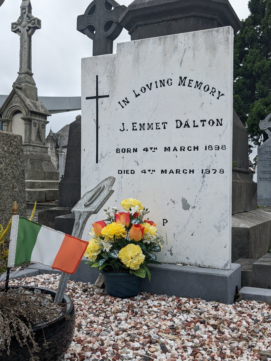 conordodd1's tweet photo. The graves of Emmet Dalton and Sean O'Connell in Glasnevin today on the centenary of the death of Michael Collins. Dalton stated that after Collins was fatally wounded he bandaged his head while O'Connell said the Act of Contrition into his ear. Note the name of O'Connell's home. https://t.co/bF6JlucV5b