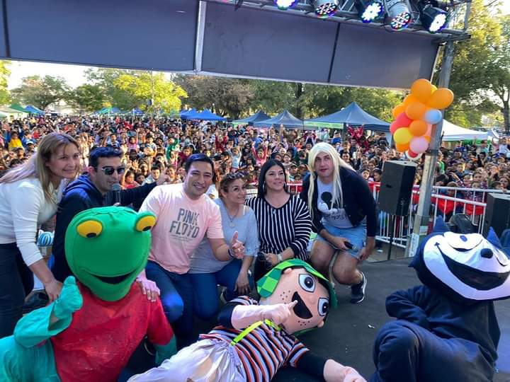 Día del niño en #alcolecontn en Corrientes la pasamos genial con el profe Charly feliz día niños profesorrrrrrr   día algo interesante 😂