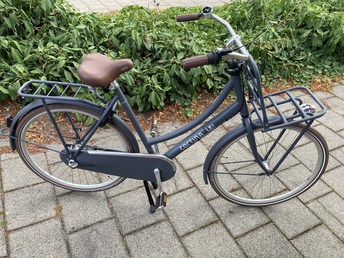 vVelzenFietsen's tweet photo. Nog een mooie #schoolfiets scoren? Diverse kleuren #Cortina U4 transportfiets op voorraad! Dus je kan deze week gewoon op je nieuwe fiets naar school… hoe vet is dat? https://t.co/UasboojVUs