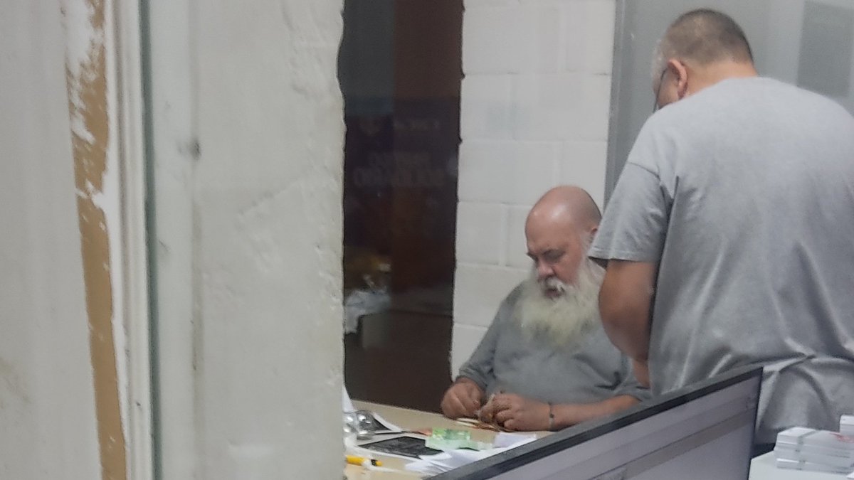 Este tipo que cuenta el dinero de la gente que hace los abonos del Rayo Vallecano es Jesús Fraile. Exgerente en los tiempos de Ruiz Mateos, procesado y condenado por administración desleal y desfalco. Quince años de inhabilitación para administrar y representar bienes.