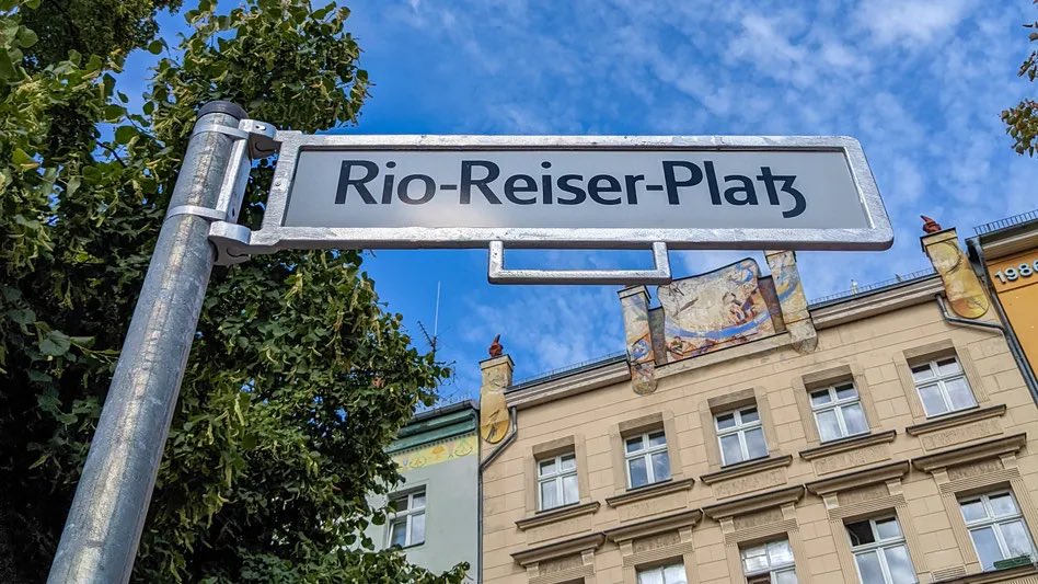 ingo_paetzold's tweet photo. Die Umbenennung des #rioreiserplatz in Berlin macht mich besonders glücklich. Rios Band #TonSteineScherben hat die Musik für das Theaterkollektiv #Brühwarm geschrieben, dem ich mich in meiner Dissertation widme. #phdlife #queerhistory https://t.co/kRvlvnAvSA