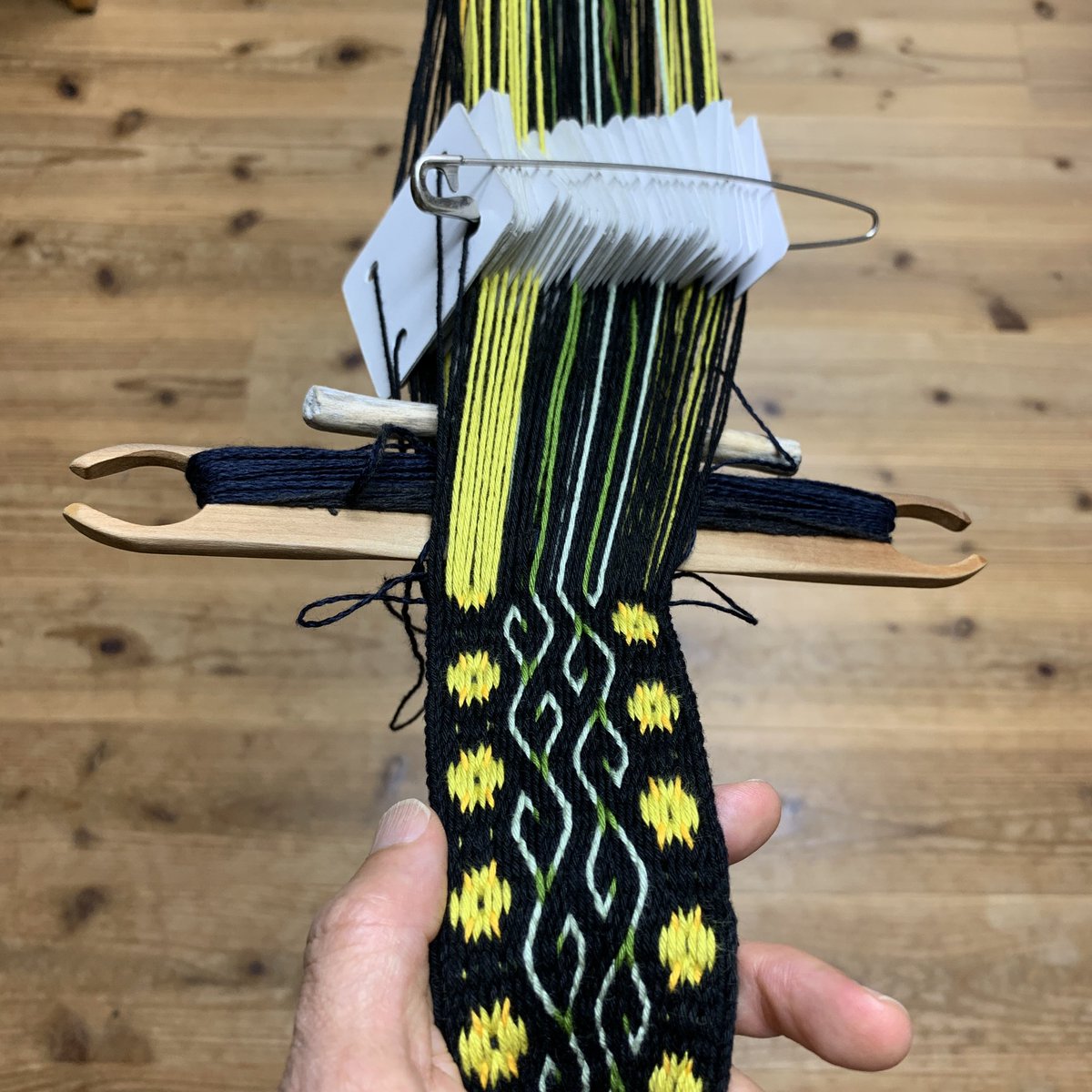 heavenwardi's tweet photo. カード織りの紐は恐ろしく丈夫に出来るので、ギターストラップに適してるはず。試作第一号になる予定です🎸

#cardweaving #tabletweaving #カード織り #つるバラ https://t.co/K7PDGhkTV7