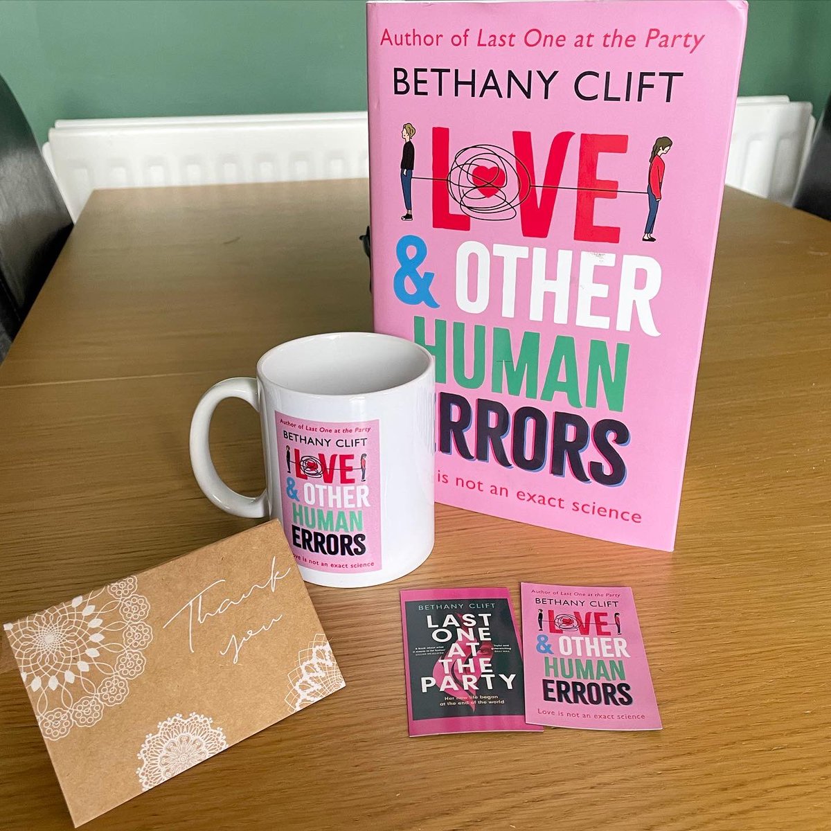 Dees_Book_Blog's tweet photo. Thanks so much to @Beth_Clift for my fabulous prize!! I love it and I’m sure I’ll love LAOHE ❤️ ❤️

https://t.co/ahhiyhnxJ4

#LAOHE #LoveAndOtherHumanErrors https://t.co/ClX8csuIAN