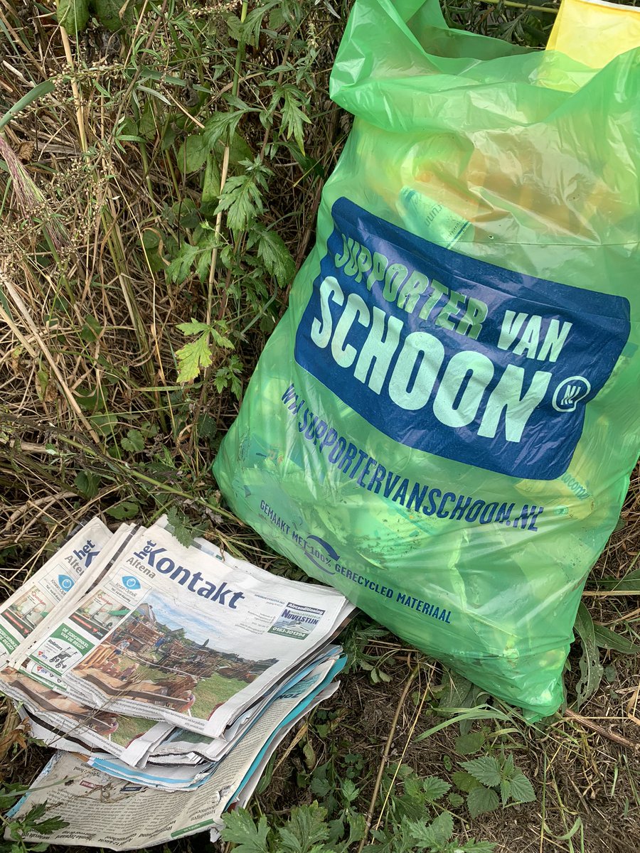 SleeuwijkZapt's tweet photo. Ben je blij dat je nog #krantenbezorgers hebt, gooien ze je met zorg gemaakte #weekblad in de slootkant! Gelukkig zijn er dan de Sleeuwijkse Zappers die alles weer netjes opruimen! @KontaktAltena @SleeuwijkZapt @gemeentealtena https://t.co/7YfJagTPgh