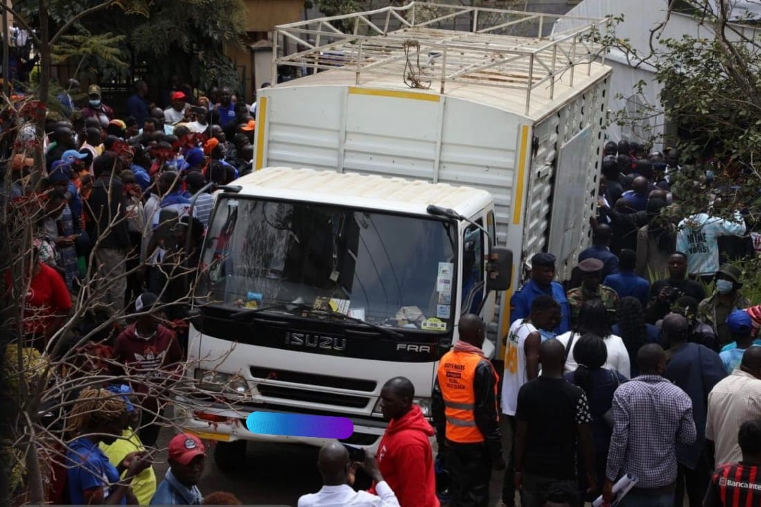 Azimio legal team arrived at Milimani Law Courts to file a petition challenging DP William Ruto's victory, with documents packed in a white truck. The team has 39 boxes with exhibits.

📸 Courtesy