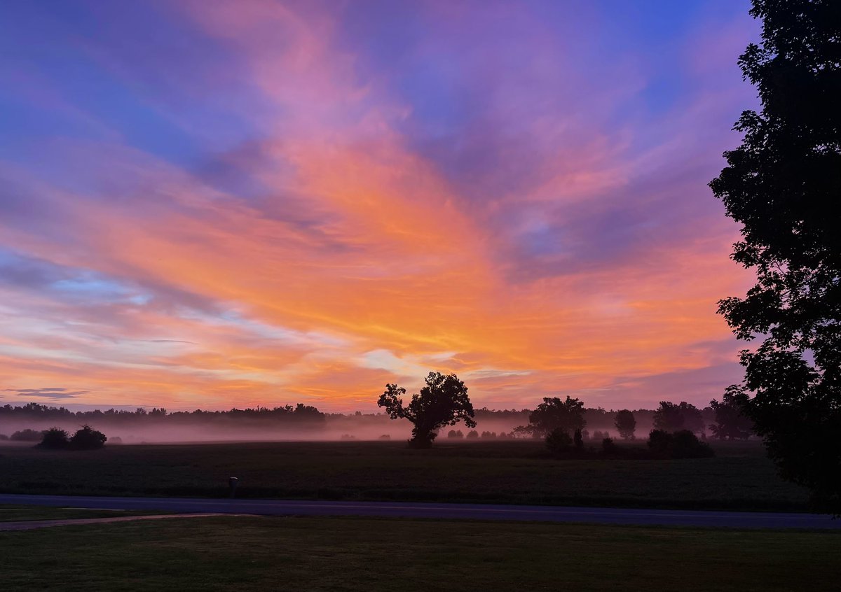 ferrells2242's tweet photo. @NC5_LelanStatom 
Beautiful sunrise in Manchester today! https://t.co/34LwX1AWFo