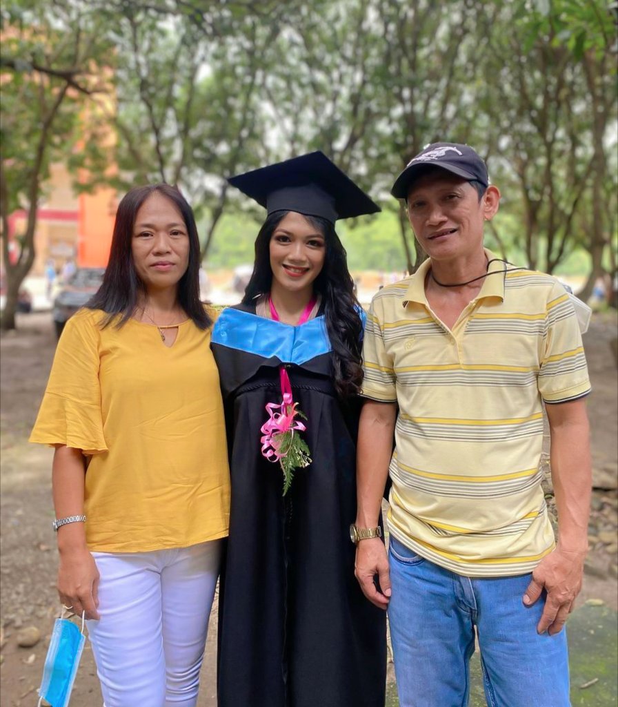 directoooooooor's tweet photo. Ma Pa, Graduate na ako!!!✨

SALAMAT SAINYO SA PAGIGING INSPIRASYON KO. MAHAL KO KAYO, SOBRA!😘😘❤️ https://t.co/S5LWls9Fh4