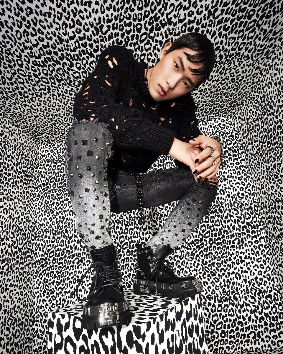 dolcegabbanajp's tweet photo. パンクロックへのオマージュを捧げる #DolceGabbana の新しいメンズ コレクション「ダークサイド」が誕生。
視線を引きつけ、そして惑わせる。ブラック&ホワイト パターンの美学を再解釈し、身につける人の自信と個性をたたえます。
コレクションをチェック https://t.co/H8dKGzsa8e
#DGDarkSide https://t.co/mFlgUIbQoy