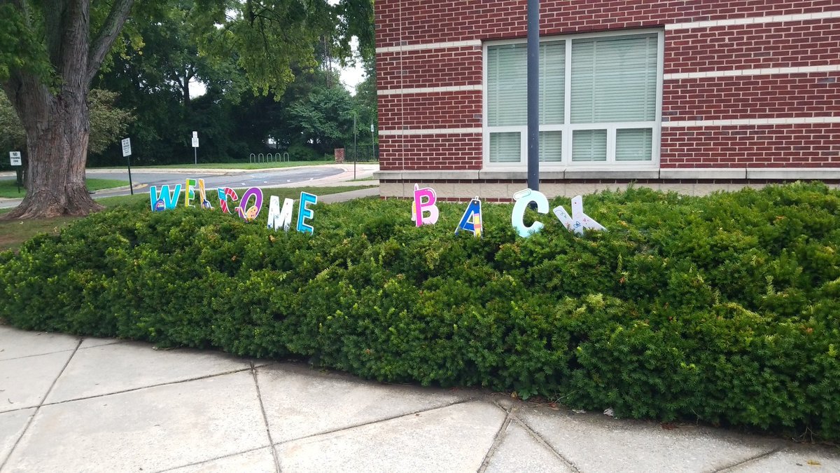joneslibmedia's tweet photo. Receiving a warm welcome as teachers return to Forest Knolls. It's going to be a great year! #FKES https://t.co/1z1Y226KcL