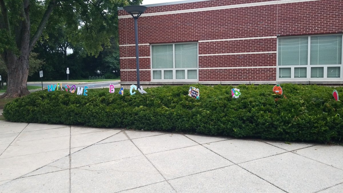 joneslibmedia's tweet photo. Receiving a warm welcome as teachers return to Forest Knolls. It's going to be a great year! #FKES https://t.co/1z1Y226KcL