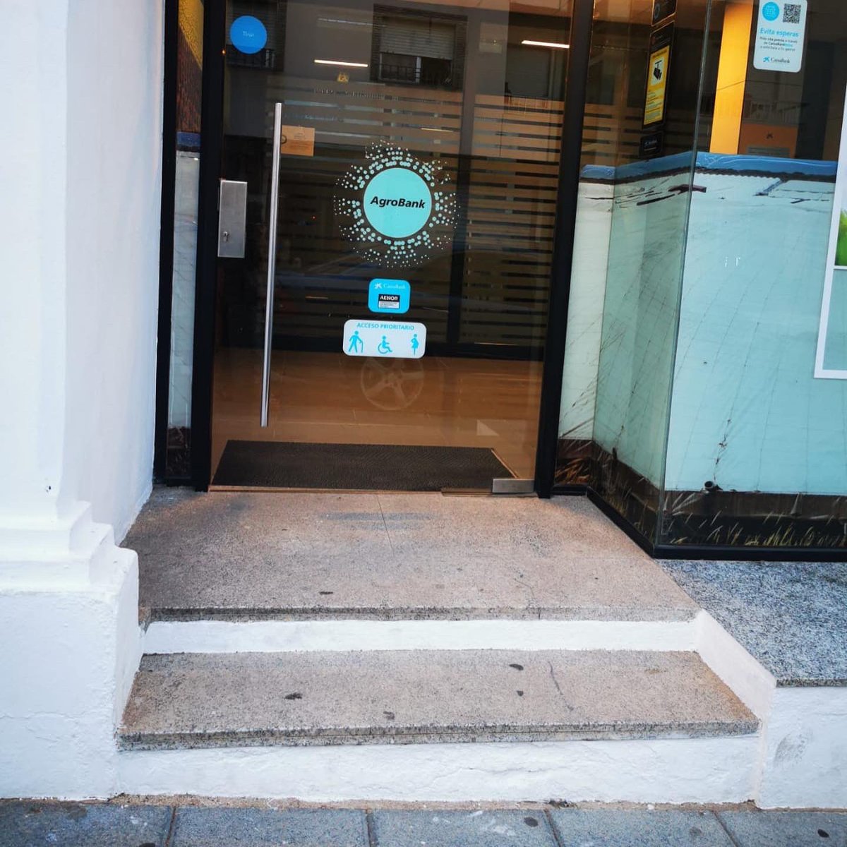 pelacarxofes's tweet photo. “Accés prioritari”? 
De veritat teniu la barra de posar el cartellet i excloure a la major part de col·lectiu al que se suposa que li doneu l’accés, @caixabank?

#CaixaBank #Nijar #BarrerasArquitectonicas #ProuBarreres #Accessibilitat  #Accesibilidad #Discapacitat #Discapacidad https://t.co/3A9RXFleV7