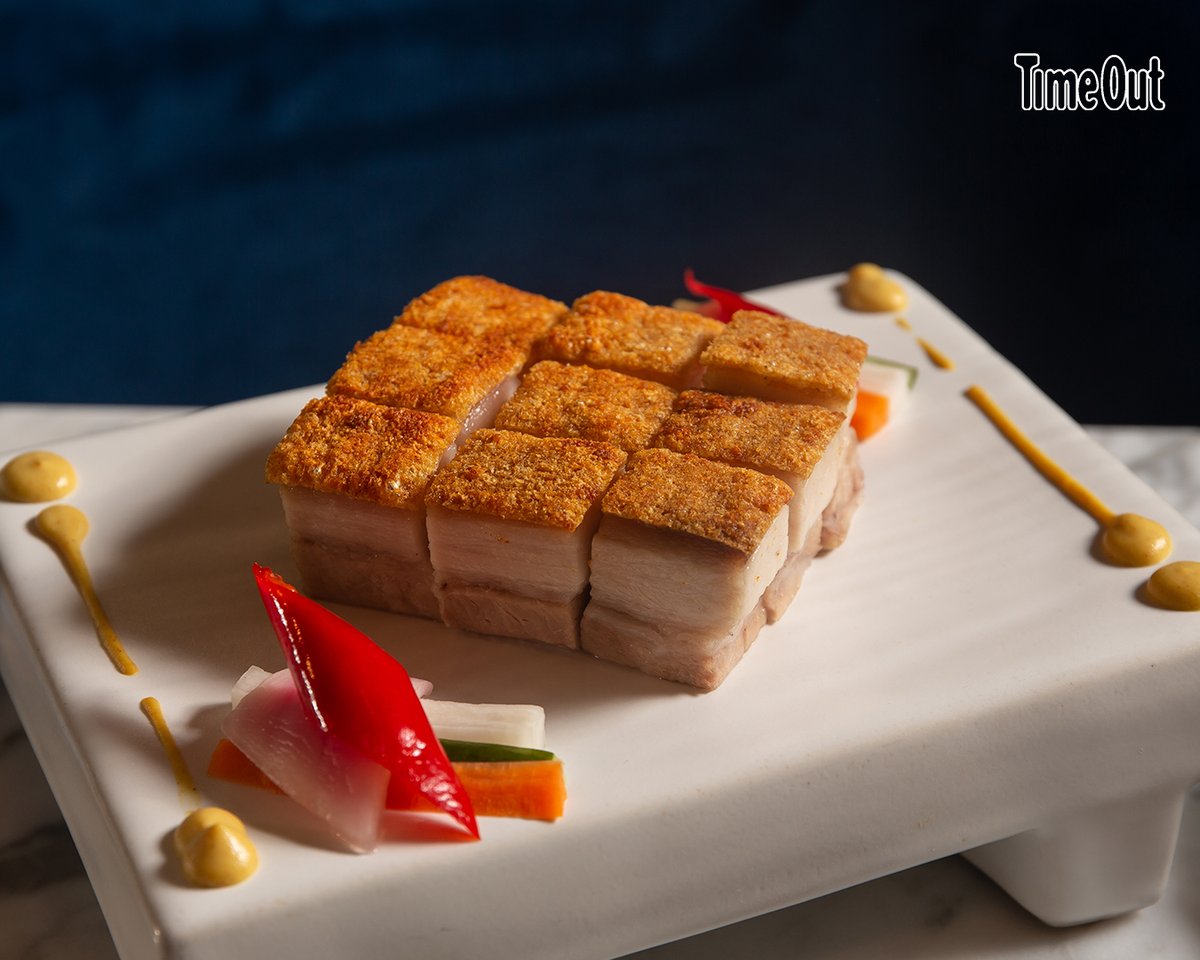 กลับไปเยือน #DaiLou ร้านอาหารจีนในย่านอารีย์ (ซอยพหลโยธิน 5) โดยรอบนี้กลับมาพร้อมด้วยร้านโฉมใหม่ที่ตกแต่งสวยขึ้น อาหารที่เน้นให้มีความโมเดิร์นมากขึ้นและบริเวณที่นั่งบนชั้น 2 ตอนนี้ถูกปรับเป็นเลานจ์น้ำชา
.
อ่านรีวิวได้บนเว็บไซต์
timeout.com/bangkok/th/res… 
<a href="/aroii/">@aroii บอกต่อ</a> #อร่อยบอกต่อ