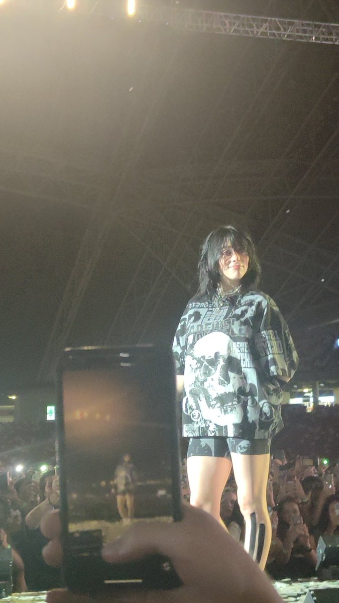 msliliyana_'s tweet photo. Billie Eilish in Singapore! I am happier than ever now 😭 #BillieEilishinSG #HappierThanEverTourSG https://t.co/NN5bVacFKK