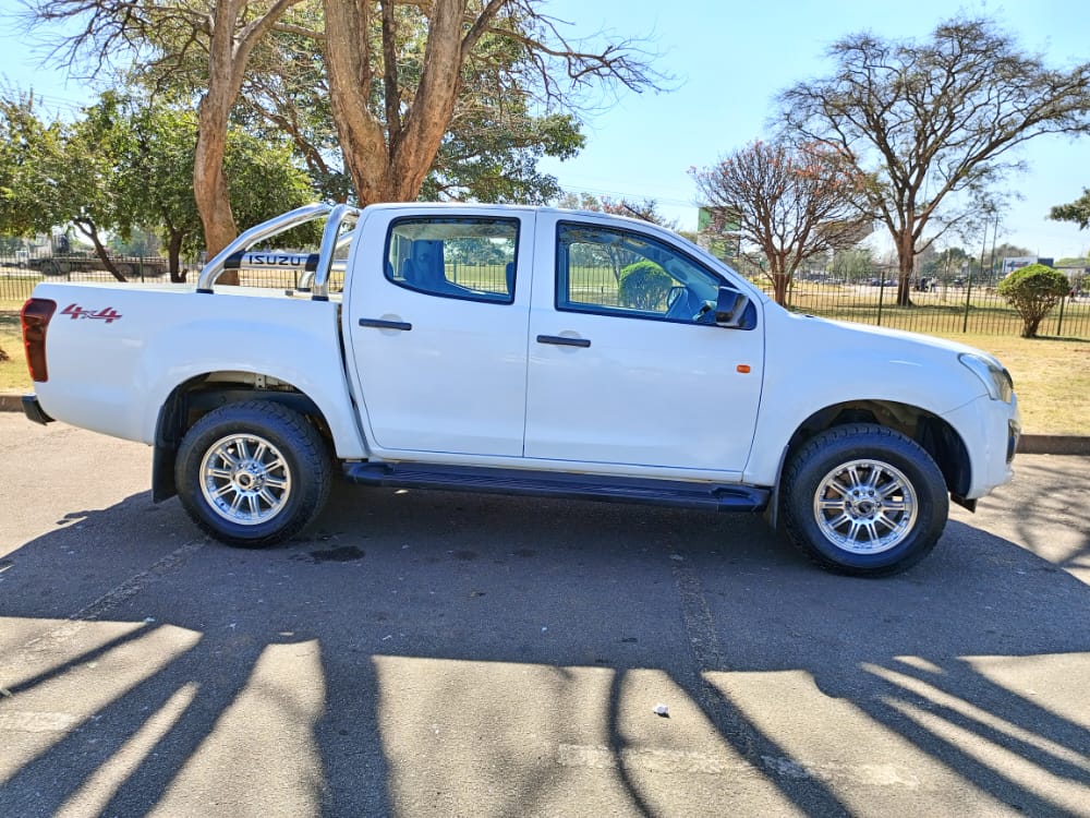 MobileMotorz's tweet photo. ISUZU KB250 - D TEQ
• 2018Model, Double cab
• A very very clean, extra perfect truck
• Mileage 91000km
• A must see car
• Location - Bulawayo.
N.B-  Can be delivered to a serious buyer.
CONTACT +263774661554
                   +263 71 788 0561 https://t.co/EKwAqw1FRD