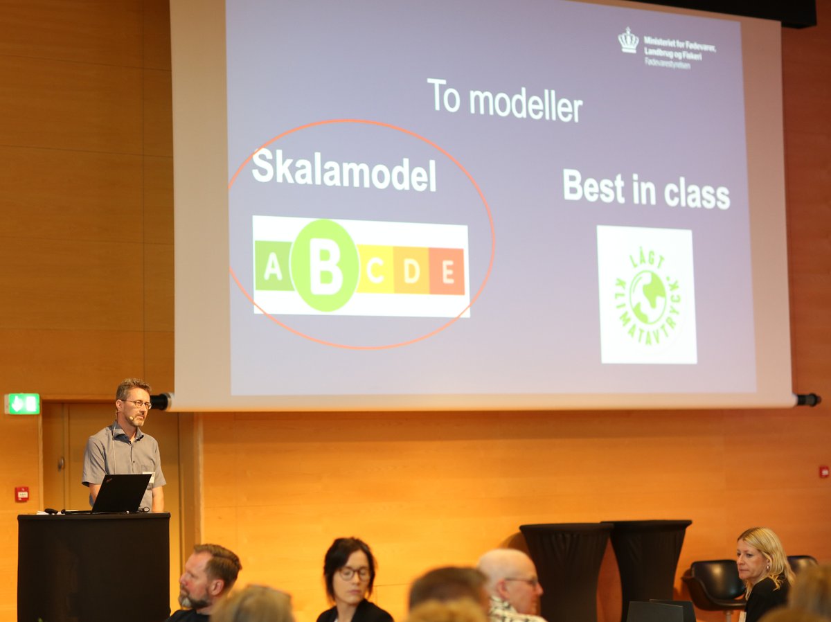 Lige nu præsenteres to modeller for klimamærket 👇
Skala eller 'Best in class'? 
✔️Skalamodellen inddeler alle fødevarer på en skala fra lavt til højt klimaaftryk.
✔️’Best in class’ gives til de mindst klimabelastende fødevarer, som vi kender det fra Nøglehulsmærket. #dkgreen