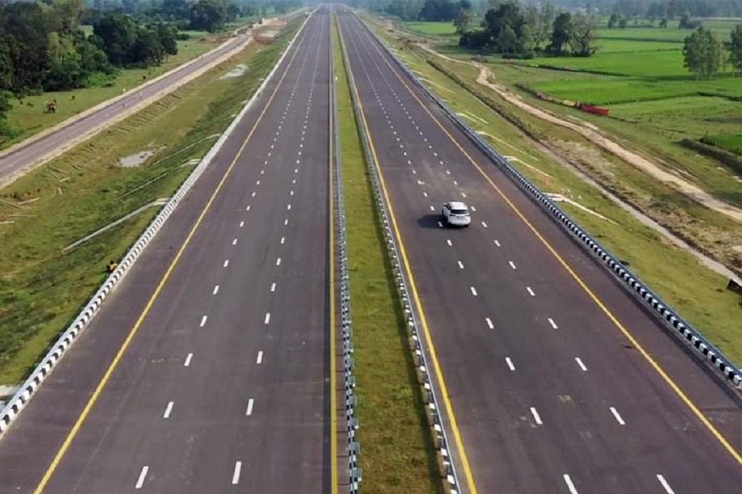 Dropped on main road in Ranchi, road break - रांची में मेन रोड पर गिरा  ठनका, सड़क उखड़ी, रांची न्यूज