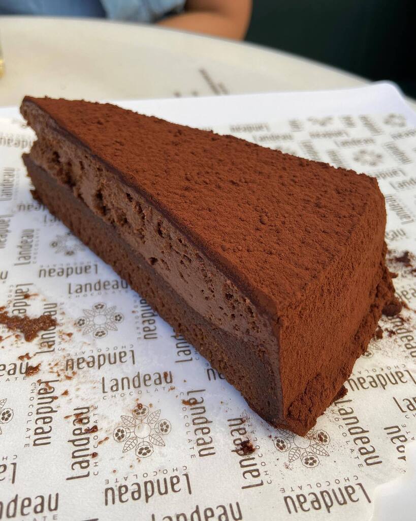 eucomi's tweet image. 🍫 BOLO DE CHOCOLATE
💸 €4,10 ⭐️ Nota: 9

📜 Olha essa fatia de bolo de chocolate 😱 pedimos ela na Landeau, cafeteria na LX Factory aqui em Lisboa, que vende só esse bolo pra comer. Ou seja, é A especialidade! hehe
Super fofinho, tem uma base de pão… instagr.am/p/Chj0aCZNoFI/