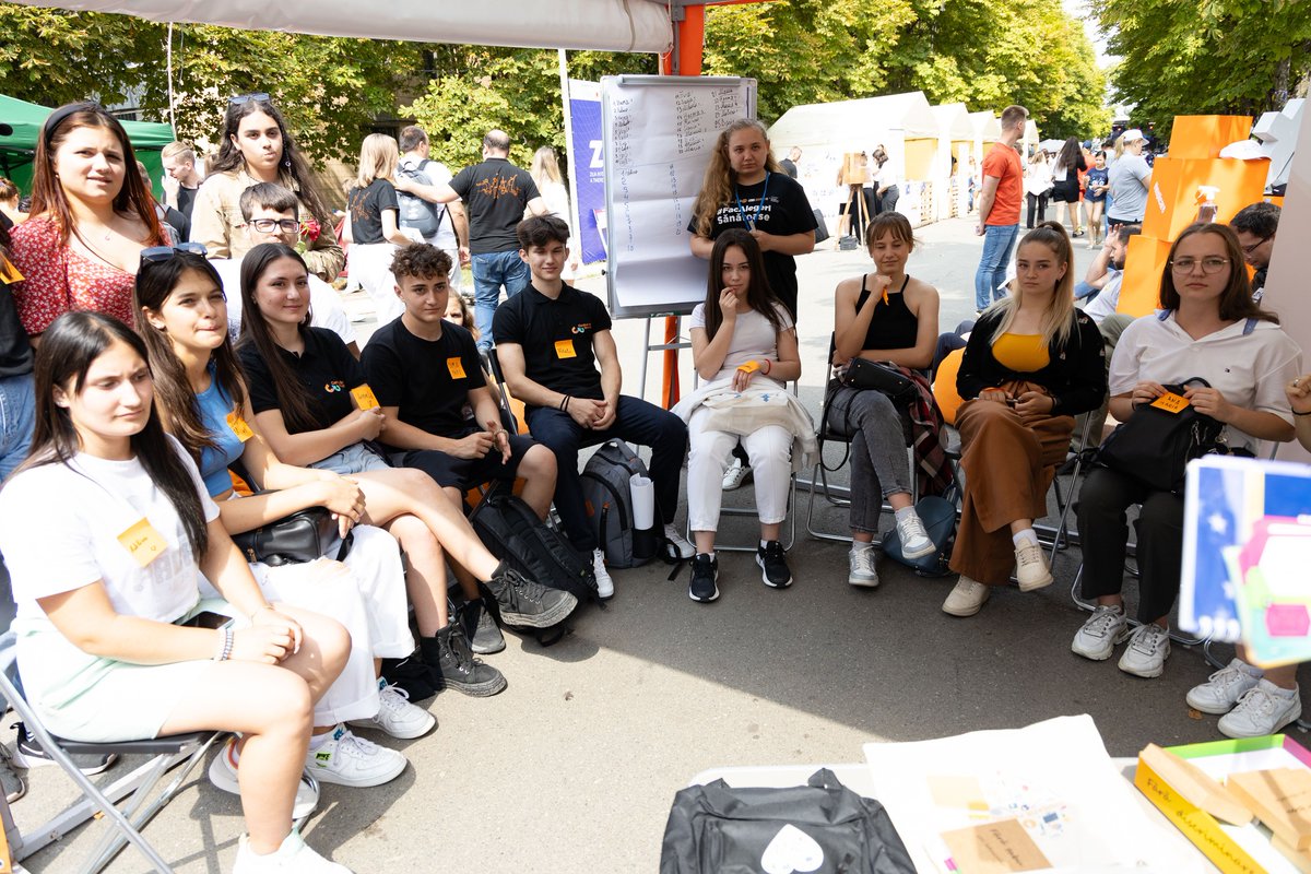 UNFPAMoldova's tweet photo. The Youth Peer to Peer Network set up by @UNFPA & @ADCinMoldova unites young people from vocational schools in🇲🇩- champions of a healthy #lifestyle.
At the #InternationalYouthDay, they played #WithoutTaboo games, advocating for their right to sexuality education. #mybodymychoice https://t.co/WZAMygLoc1