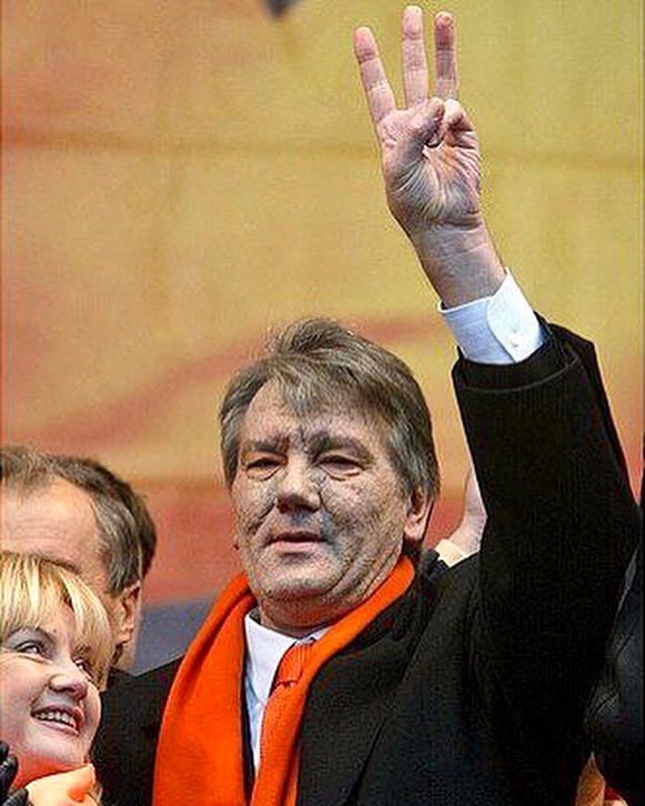 soloviyka's tweet image. Навіщо вигадувати новий жест, якщо ми маємо справжній #тризубнезалежності довше, ніж саму Незалежність? Давайте покажемо @BandaAgency та @MCIPUkraine як виглядає наш єдиний і справжній #тризубнезалежності! 
Публікуйте свої фото з тризубом та хештегом #тризубнезалежності