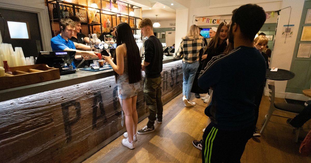 There's still time to apply for a part-time job! ⌛ Not only will you make new friends, have fun, and tackle new challenges, we'll be putting money back into your pockets for a much-welcomed boost. 🤑 Applications close tomorrow so don't delay! bit.ly/3Jut1hE #WorkWithUs