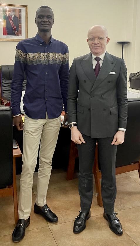 ThMoungalla's tweet photo. J’ai reçu ce matin M. Sybel Mambeke, CEO de la société MAMB’Services. Sa société va rétablir la liaison fibre optique entre le centre émetteur PK13 et le CNRTV à #Kombo. Étape indispensable à l’amélioration des prestations techniques (son et image) de TV Congo. https://t.co/B0ztzRVDKt