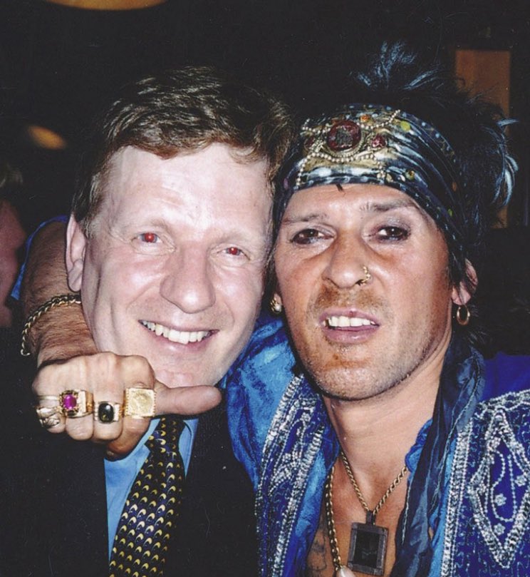 rausami's tweet photo. Muistatteko vielä 90-lukua? Silloin sai pääministerikin bilettää mieleisessään seurassa, eikä kukaan itkenyt perään. Those were the days! #partytimes #nineties https://t.co/DfCv4HDUcE