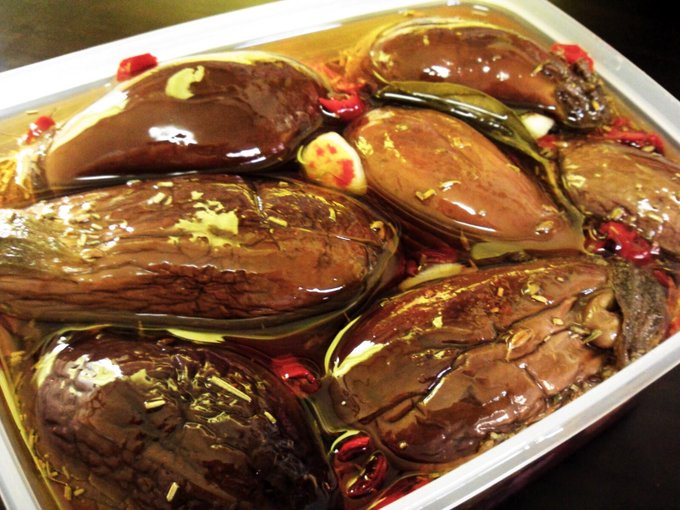 茄子のアサディジョ漬け何年も漬けてますが最初は普通のナスでやってそれなりに美味しくはできたけど形がかけ離れてたので
それ以降は形を原作に合わせようとしたけどしっかり煮ないとヘタの食感があまりよろしくなかったので最終的にヘタは切る形に落ち着いた 