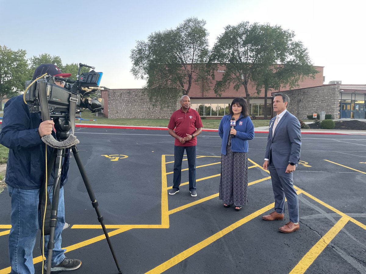 GrandviewCSD4's tweet photo. Dr. @krodrequez and @CityofGrandview Mayor Leonard Jones talking with @fox4kc about the first day excitements as the community helps us welcome our students back today! #WelcomeBackBulldog #GC4FirstDay https://t.co/uCfkmcBySU