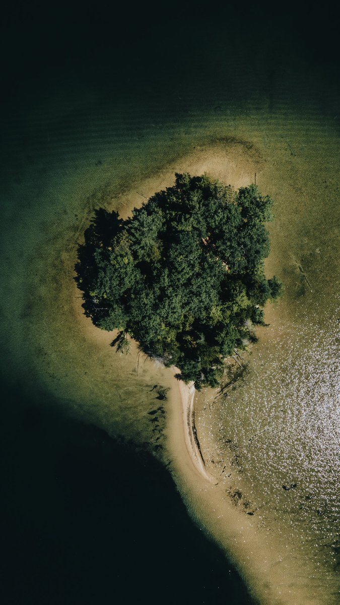 Island vibes in @PureMichigan 

—
#island #islandlife #drone #dronephotography #photography #photooftheday #topdowndroneshots #travel #travelphotography #beautifuldestinations #puremichigan #lakelife #createexploretakeover