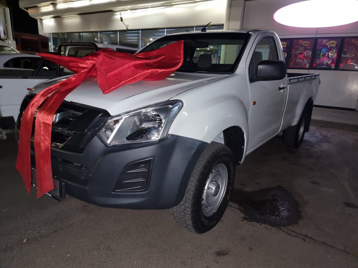 VehiclePlatinum's tweet photo. 018 Rustenburg📍Congratulations my brother on your  new car🥂 more safe trips and happy memories🎈🥳#PlatinumVehicleBroker 

💥Nationwide delivery.
💥Same-day approval.

🌐 https://t.co/rEAaZbZCpR
📧aaron@platinumvehicles.co.za
☎️016 150 0700

#PVB #Cars #Isuzu https://t.co/c5cEBL8dth