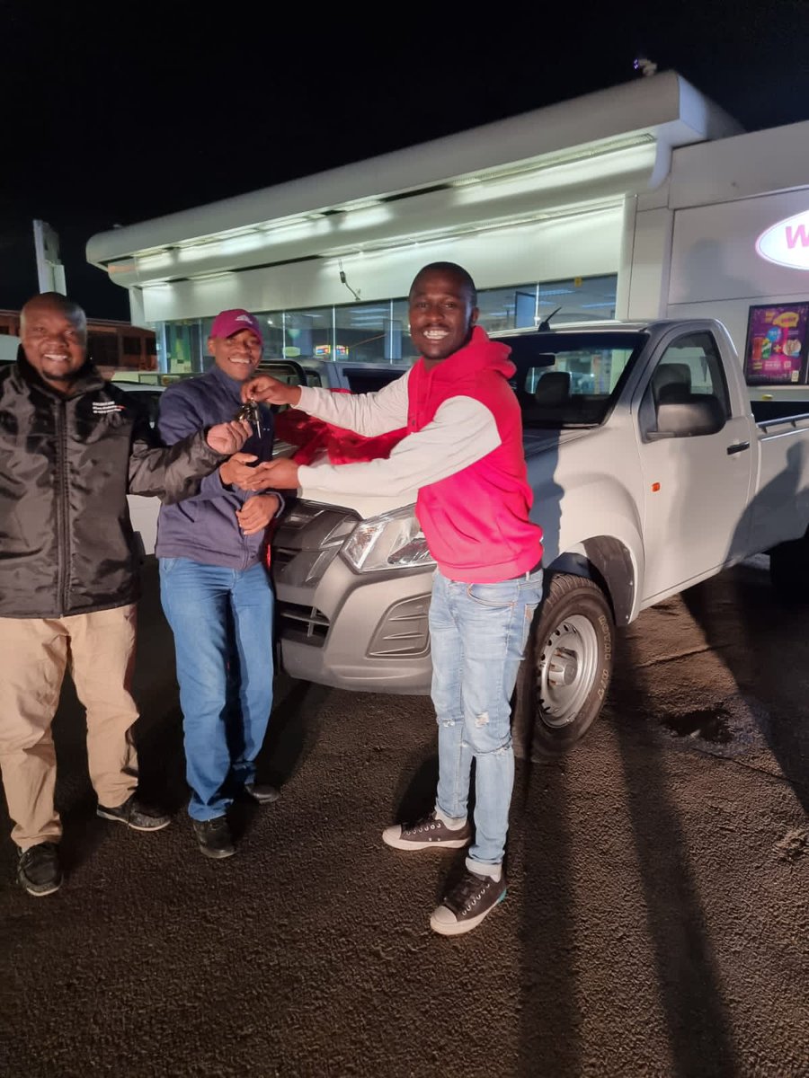 VehiclePlatinum's tweet photo. 018 Rustenburg📍Congratulations my brother on your  new car🥂 more safe trips and happy memories🎈🥳#PlatinumVehicleBroker 

💥Nationwide delivery.
💥Same-day approval.

🌐 https://t.co/rEAaZbZCpR
📧aaron@platinumvehicles.co.za
☎️016 150 0700

#PVB #Cars #Isuzu https://t.co/c5cEBL8dth